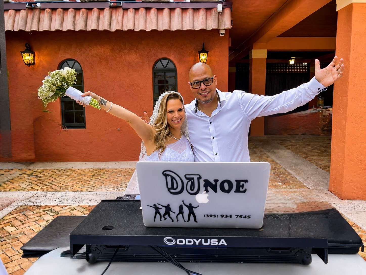 Wedding couple with DJ Noe